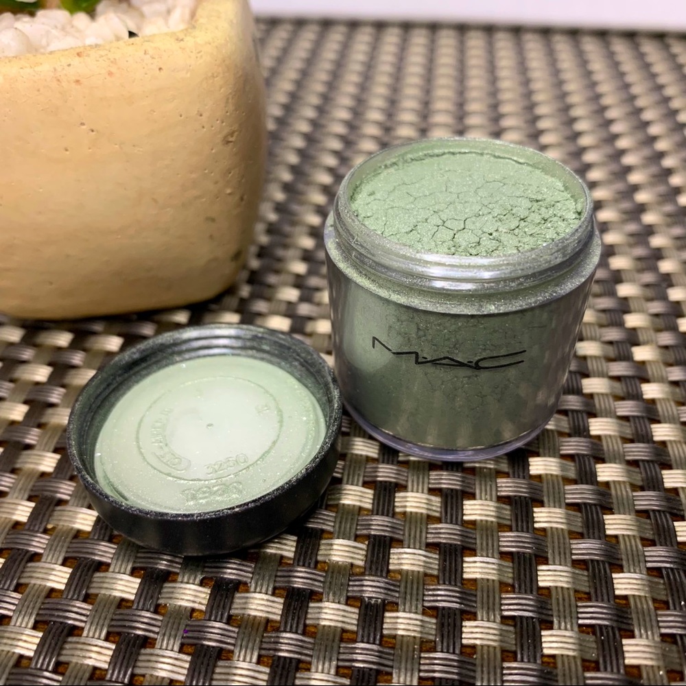 Mac Cosmetics Loose Pigment in Pastorale